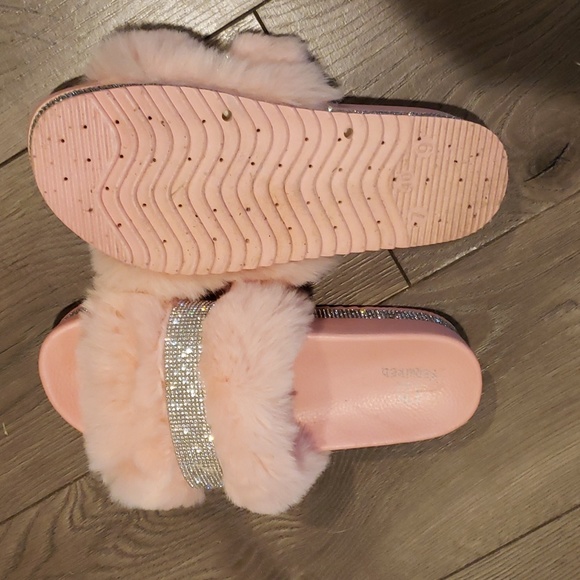 Super bling fuzzy platform sliders. Size 7 - Picture 4 of 4